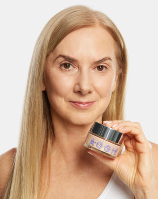 Aggie brightening cream for dry skin reduces redness and gives a glow effect