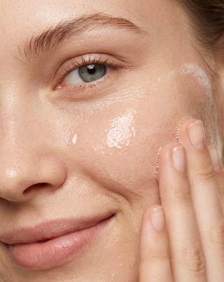 Cleansing oil for removing makeup and impurities from facial skin Nutridome