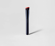 Say Makeup foundation brush with an angled head and flat bristles No. 7