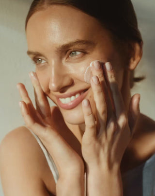 Moisturising Glow On Cream for Even Skin Tone and Improved Elasticity Health Labs Care - 4
